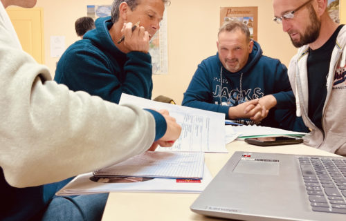 Quatre stagiaires travaillent sur une étude de cas