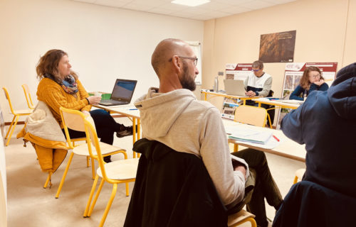 Une formatrice et des stagiaires échangent sur la formation