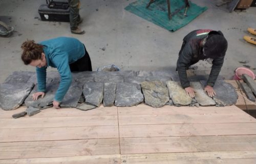 Deux stagiaires en plein exercice pratique de pose de lauzes calcaires
