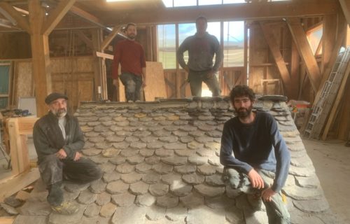 Photos de groupe de la formation d'initiation à la couverture en lauzes selon la pose 