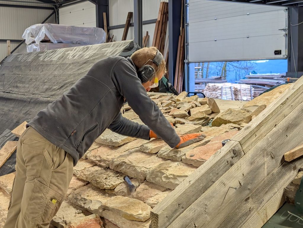 CQP Couvreur lauzier Calcaire, apprenant travaillant sur la maquette