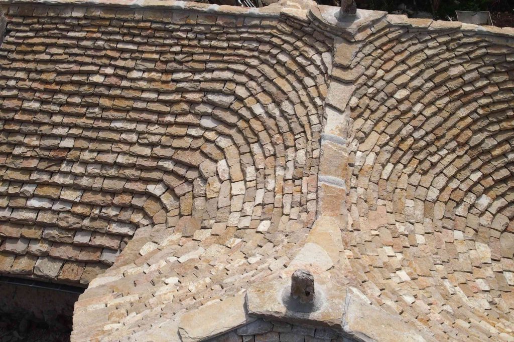 Noue lauzes de calcaire