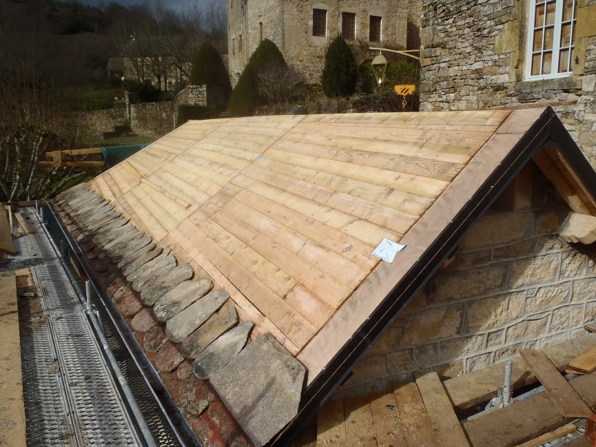 Toiture de schiste asymétrique