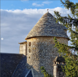Sébastien Heurtevent - Couverture en lauzes sur la tour du Chatelet de Jayac en 2024