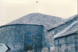 Eglise en gneiss du Caroux épais posé sur voute